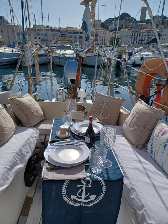 : Nuit Insolite Superbe Voilier A Quai
